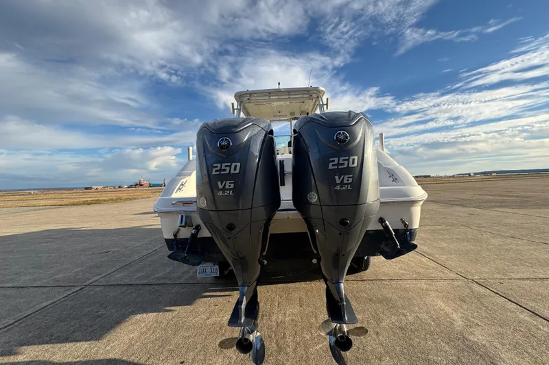  Yacht Photos Pics 2009 Wellcraft 270 Coastal O/B with twin 250 V6 outboard engines on a sunny day.