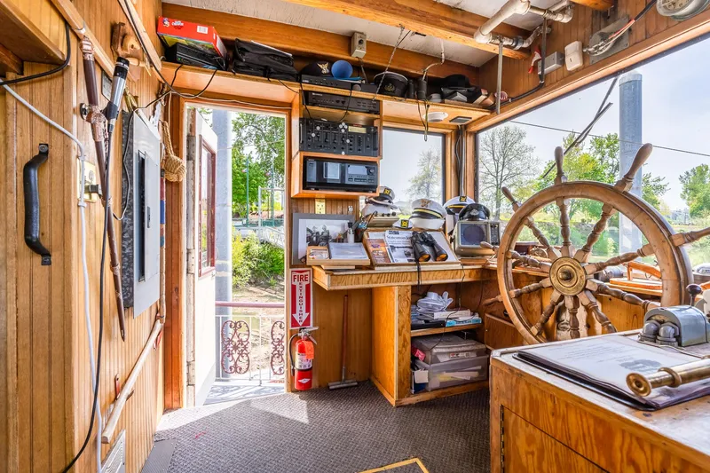 Willamette Queen Yacht Photos Pics Wheelhouse of 1990 Custom Howdy Eidelman Sternwheeler, featuring wooden interior and navigational equipment.