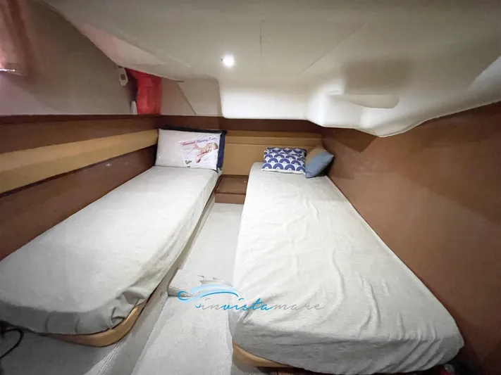  Yacht Photos Pics Prestige 42 camera doppia