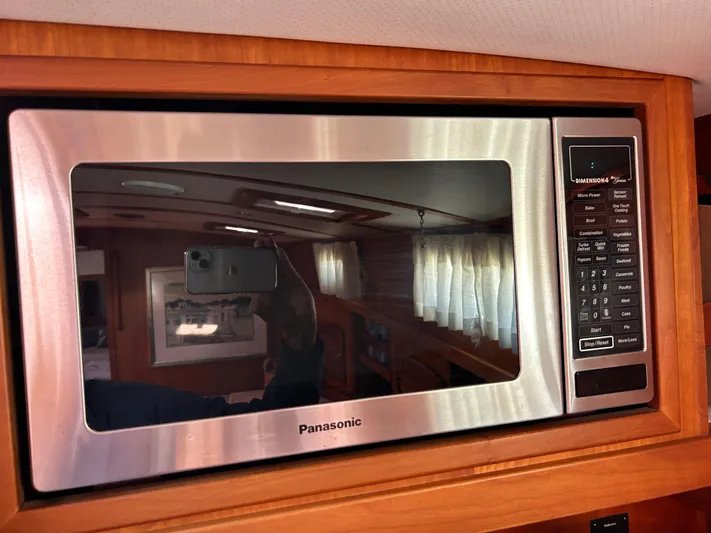 Bravo Yacht Photos Pics Panasonic microwave in 2005 Sabre 42 Hardtop Express yacht kitchen.