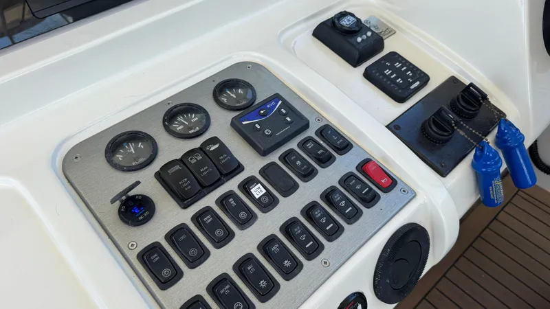 Salty Side Eye Yacht Photos Pics Flybridge Equipment & Navigation