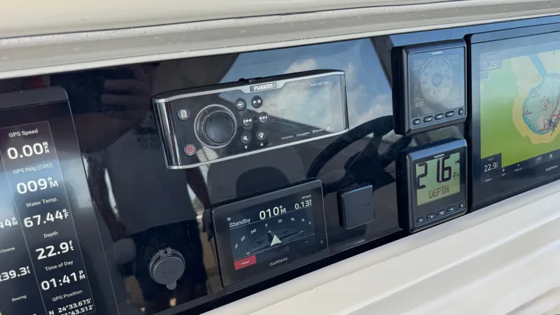 Salty Side Eye Yacht Photos Pics Flybridge Equipment & Navigation