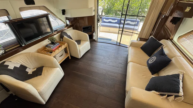 Salty Side Eye Yacht Photos Pics Salon Looking Aft