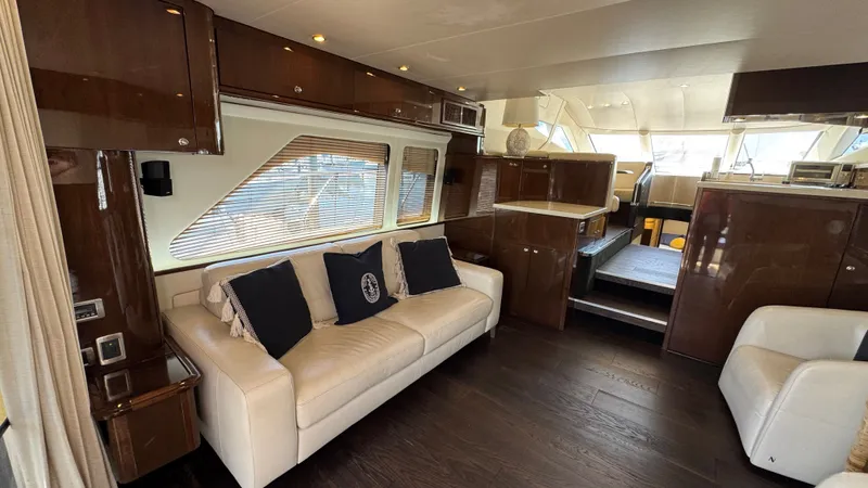 Salty Side Eye Yacht Photos Pics Salon Looking Port