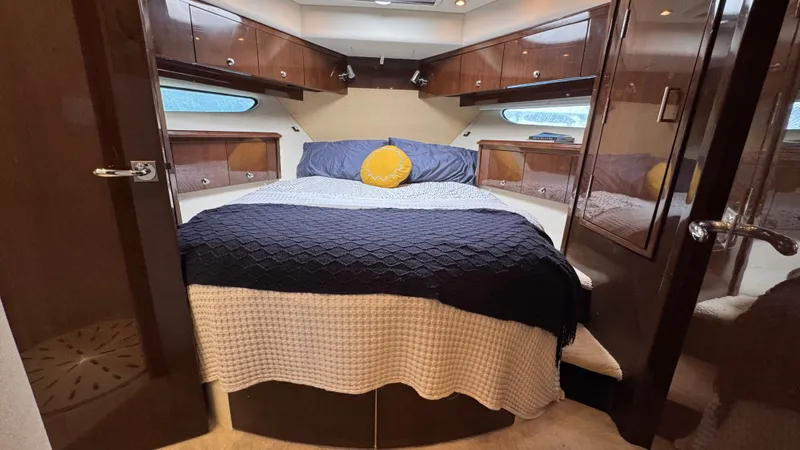 Salty Side Eye Yacht Photos Pics Forward VIP Centerline Queen