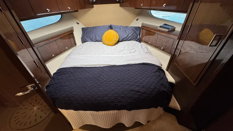 Salty Side Eye Yacht Photos Pics Forward VIP Centerline Queen