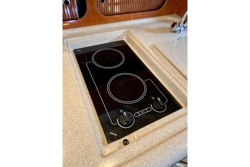  Yacht Photos Pics Ceramic cooktop on 2007 Sea Ray 340 Sundancer yacht kitchen counter.