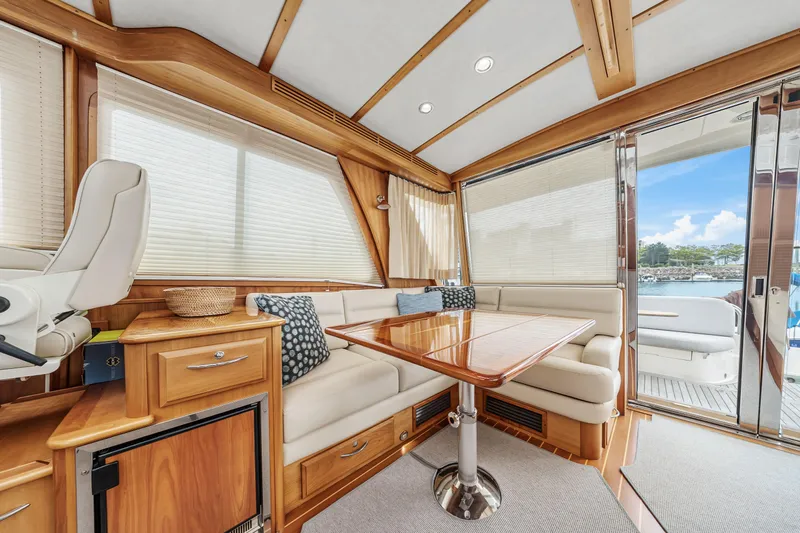  Yacht Photos Pics Salon Settee Aft