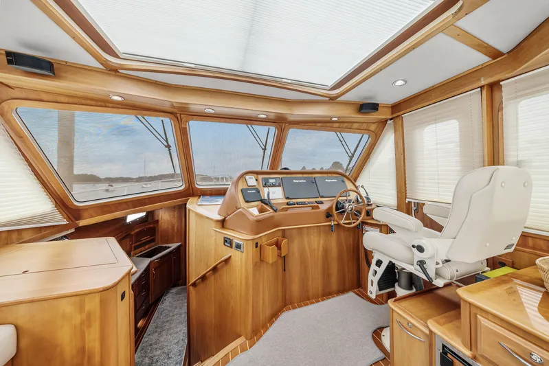 Yacht Photos Pics Helm Seating