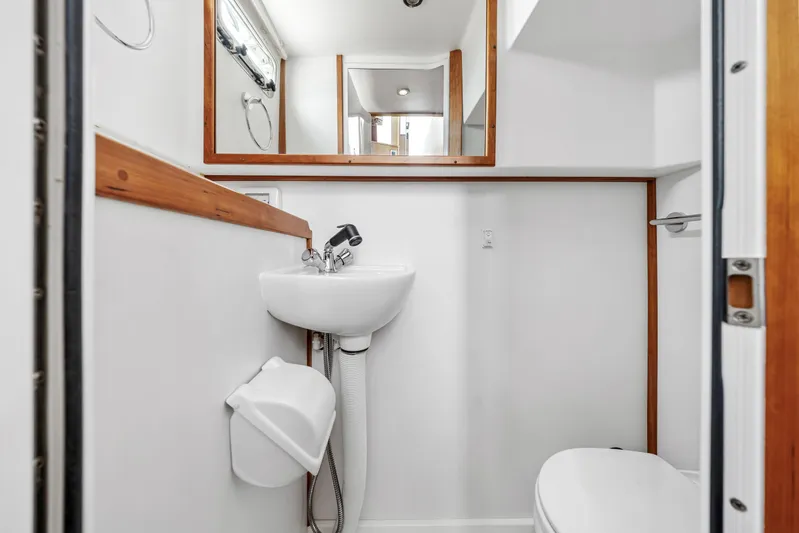  Yacht Photos Pics Third Stateroom Head