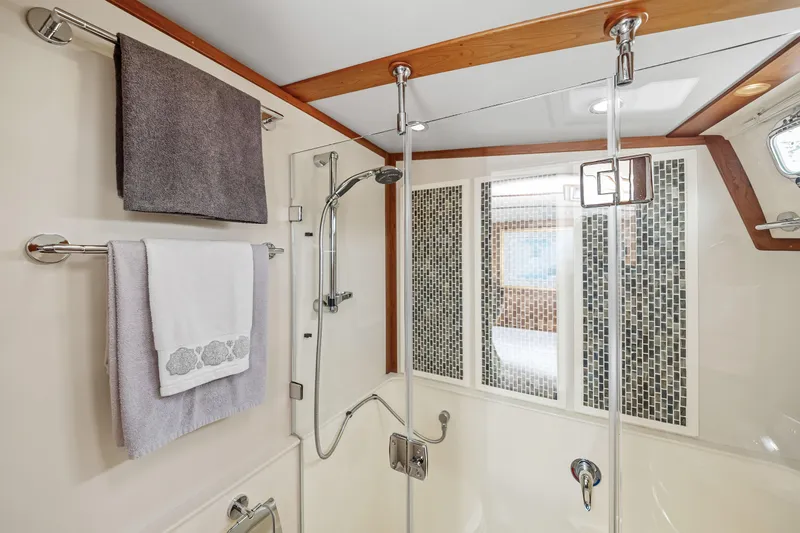  Yacht Photos Pics Master Head Shower