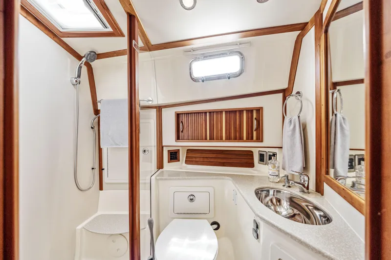  Yacht Photos Pics Guest or Day Head