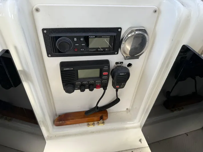  Yacht Photos Pics Control panel of a 2003 Meridian 490 Pilothouse boat with radio and navigation equipment.