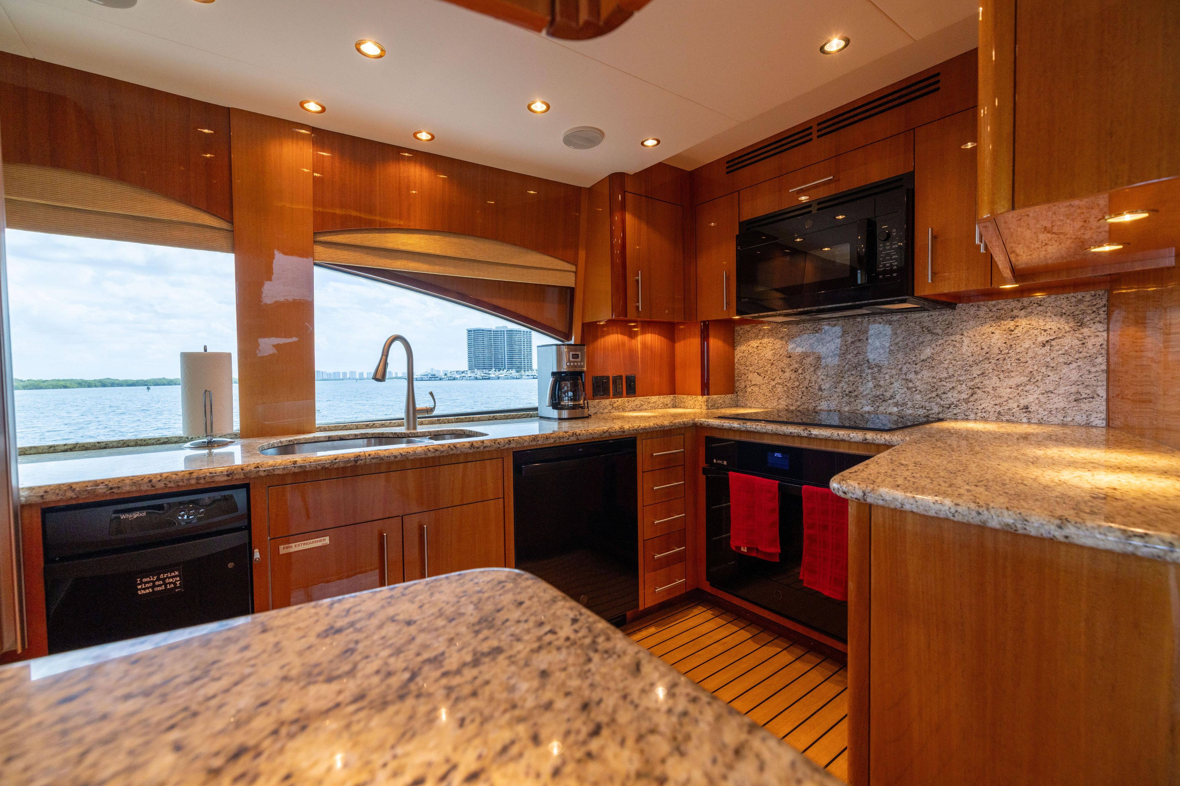 2005 Hatteras 80 