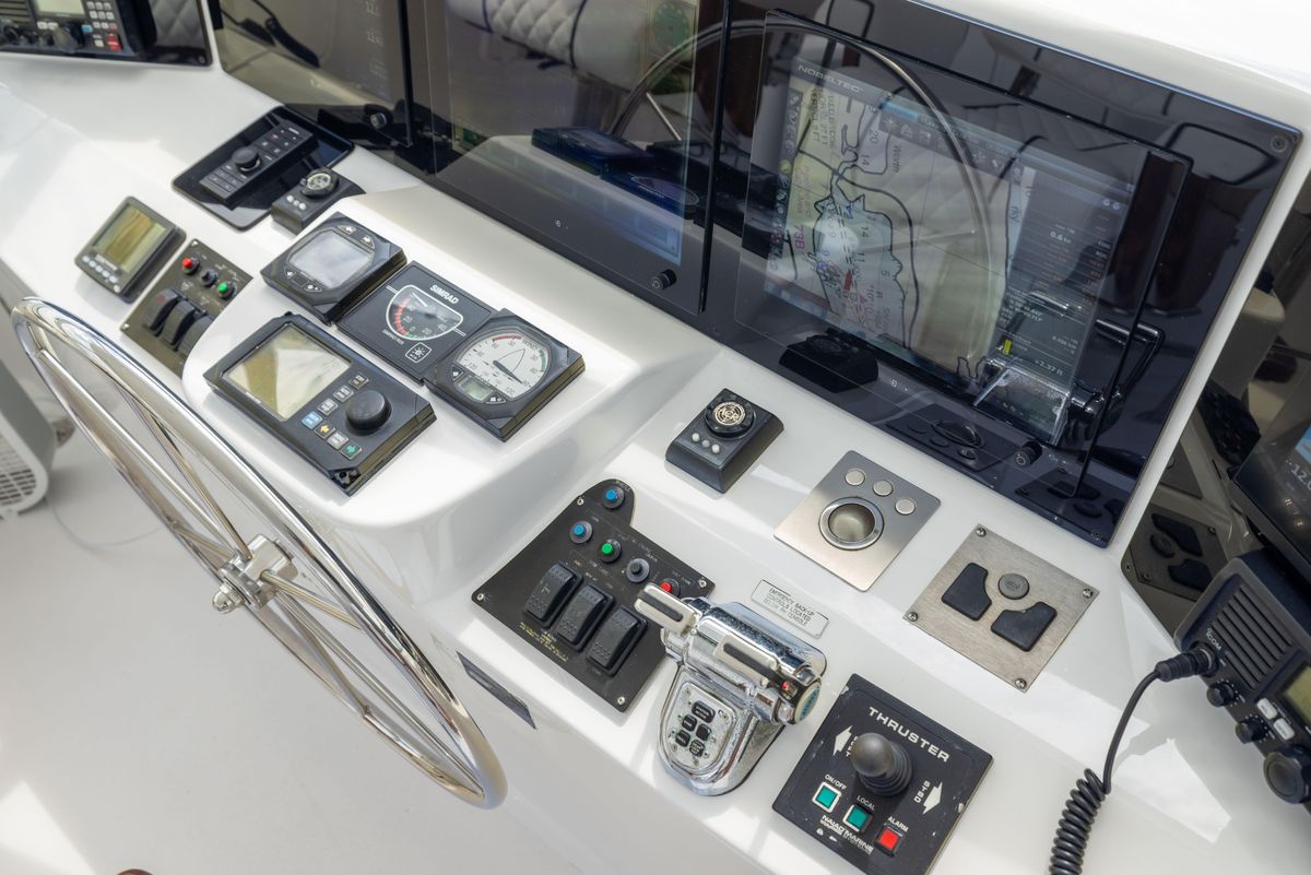 2005 Hatteras 80 