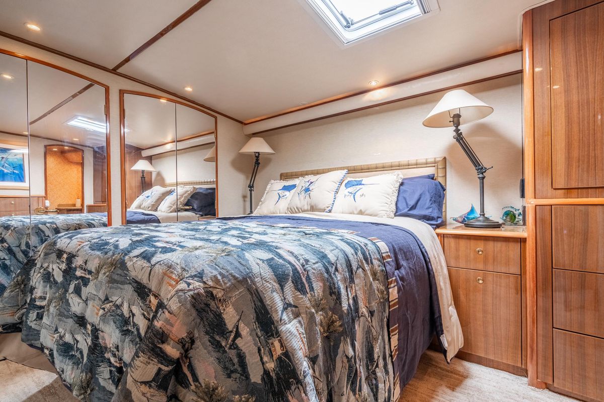 2006 Viking 68 