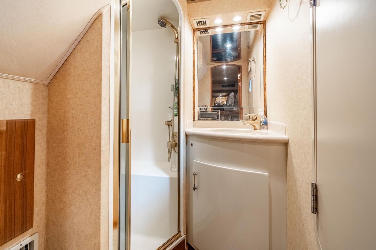 2006 Viking 68 