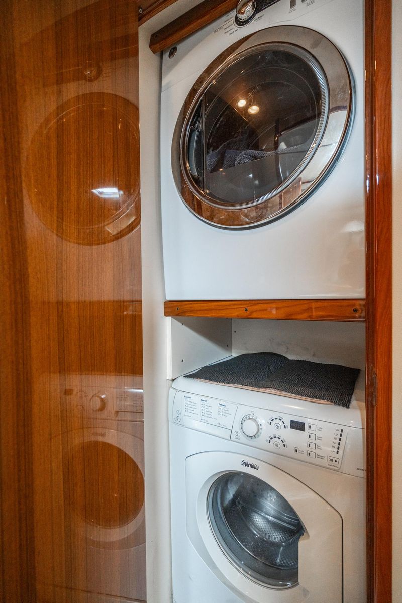 2006 Viking 68 
