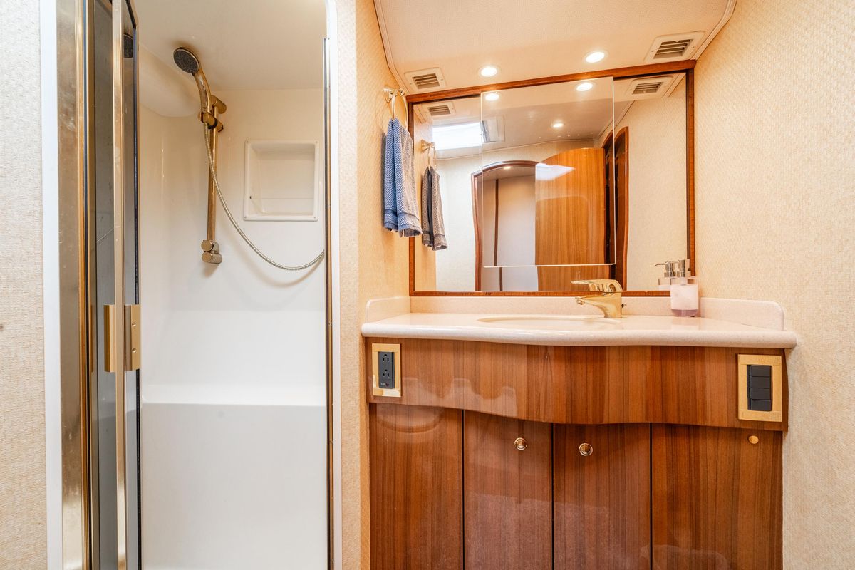 2006 Viking 68 