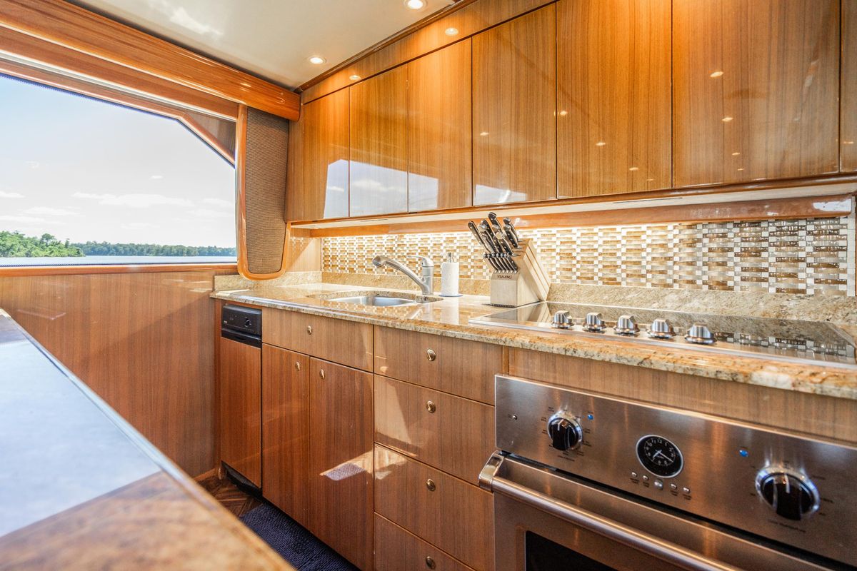 2006 Viking 68 