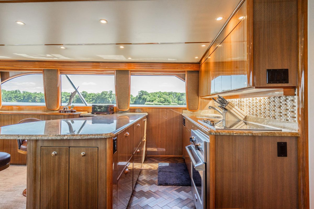 2006 Viking 68 