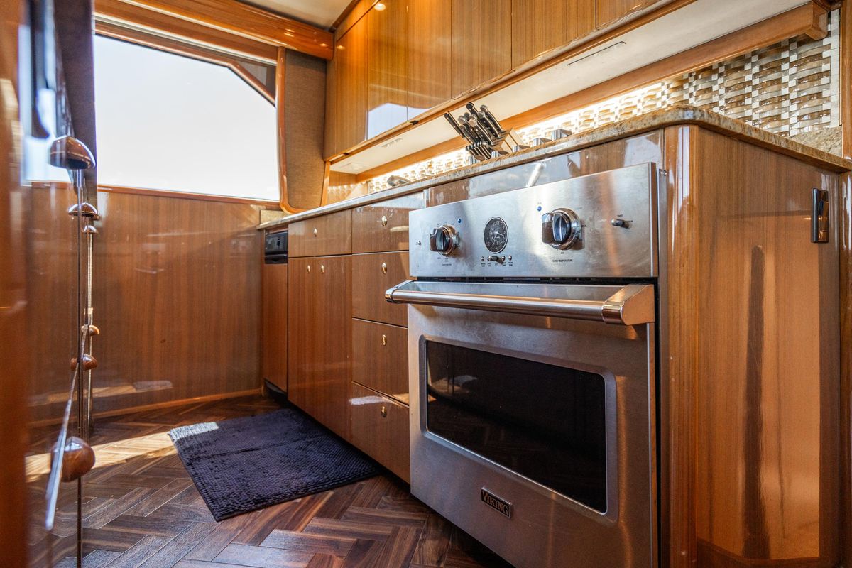 2006 Viking 68 