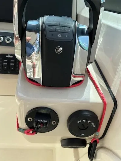  Yacht Photos Pics Close-up of 2018 Boston Whaler 270 Vantage boat throttle controls.