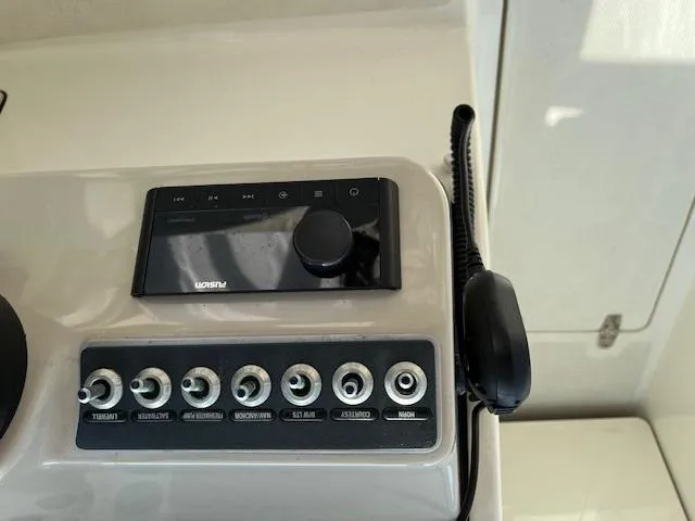  Yacht Photos Pics Control panel of a 2018 Boston Whaler 270 Vantage boat.