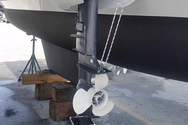 Makani Yacht Photos Pics Seawind 1000 XL 2008 catamaran with propeller view.