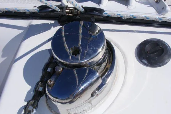 Makani Yacht Photos Pics Close-up of a Seawind 1000 XL 2008 anchor winch.