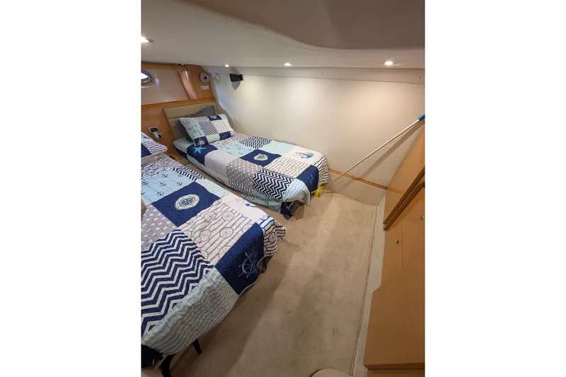  Yacht Photos Pics 2009 Four Winns V458 cabin with twin beds and nautical-themed bedding.