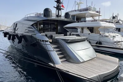 Pershing 92