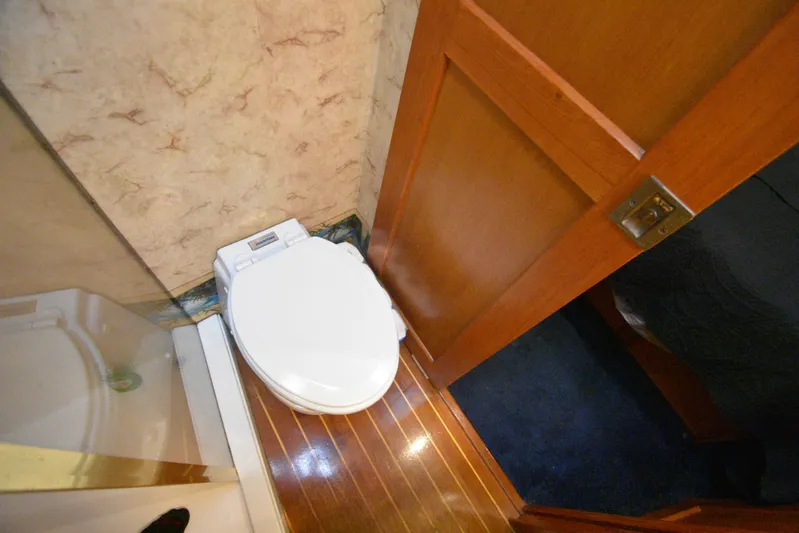 Event Horizon Yacht Photos Pics Bathroom interior of 2000 Ocean Yachts 48 Super Sport with wooden flooring.