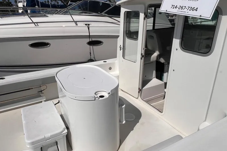 Sd Jam Yacht Photos Pics 2023 Parker 2820 XLD Sport Cabin boat interior with open cabin door.