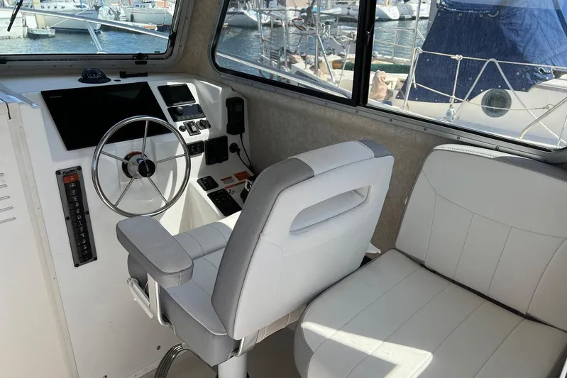 Sd Jam Yacht Photos Pics 2023 Parker 2820 XLD Sport Cabin interior with steering wheel and seating.