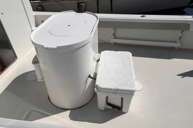 Sd Jam Yacht Photos Pics 2023 Parker 2820 XLD Sport Cabin deck with storage and seating.