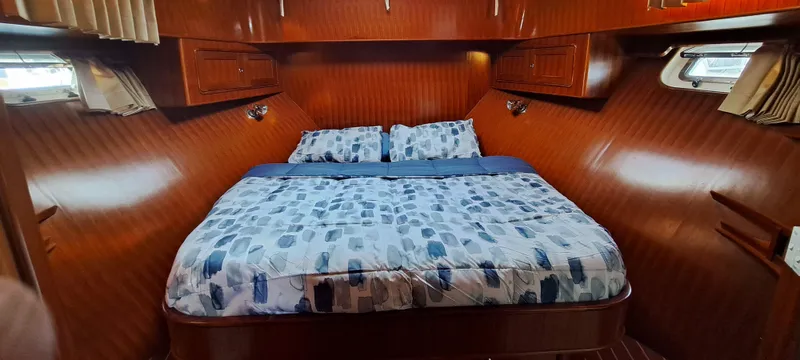 Mariposa Yacht Photos Pics 2012 Integrity 45 yacht bedroom with wooden interior and cozy bed.