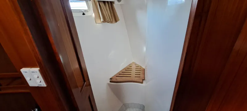 Mariposa Yacht Photos Pics 2012 Integrity 45 boat interior shower with wooden seat and window.