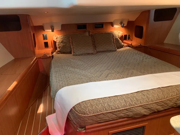 Flote About Yacht Photos Pics Luxurious cabin interior of 2009 Hunter 45 Deck Salon yacht with cozy bedding.