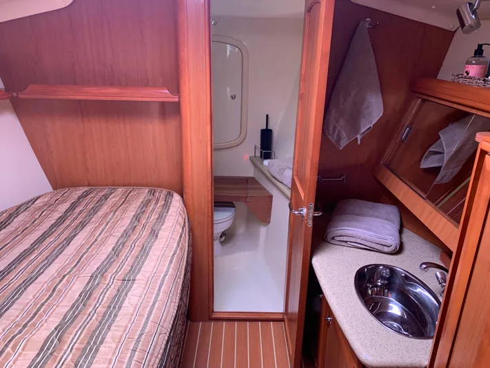 Flote About Yacht Photos Pics 2009 Hunter 45 Deck Salon interior with bed, sink, and bathroom.