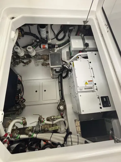  Yacht Photos Pics 2025 Everglades 455 Cc - Image 8