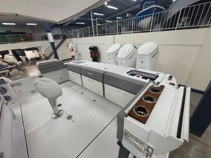  Yacht Photos Pics 2025 Everglades 455 Cc - Image 5