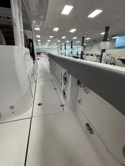  Yacht Photos Pics 2025 Everglades 455 Cc - Image 11