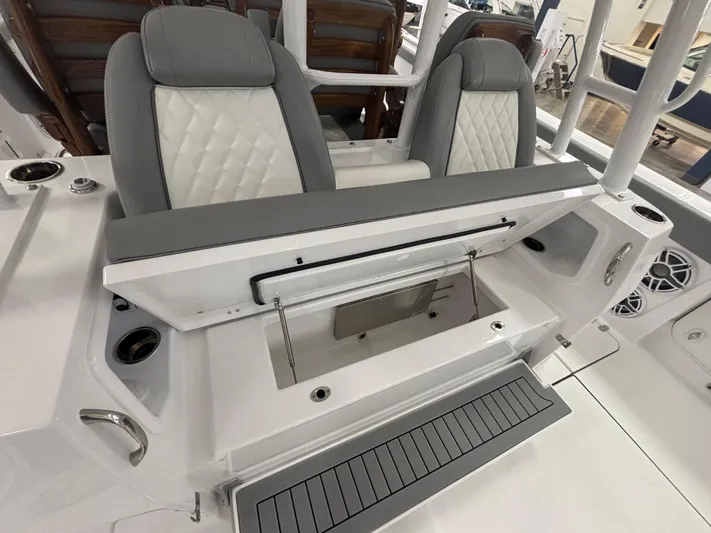  Yacht Photos Pics 2025 Everglades 455 Cc - Image 10