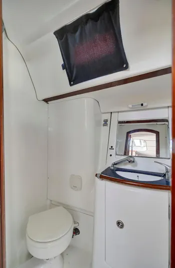 Phantom Yacht Photos Pics 2002 Beneteau 473 yacht bathroom with toilet and sink.