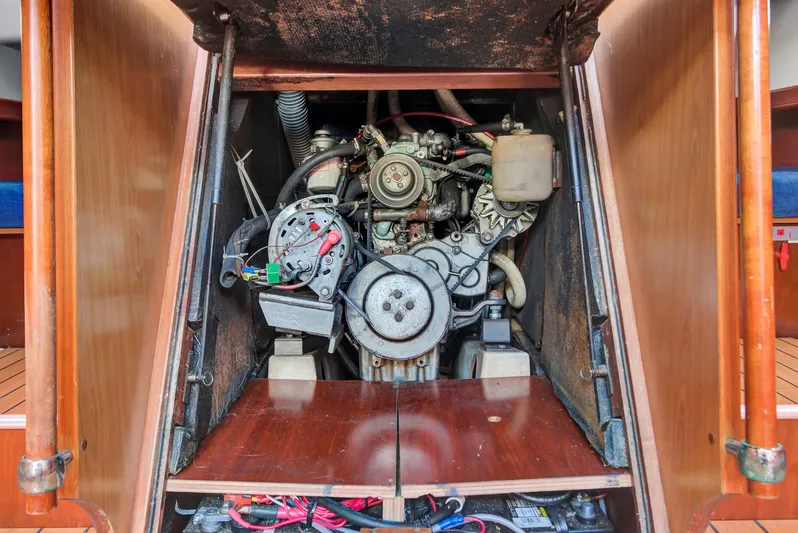 Phantom Yacht Photos Pics Engine compartment of a 2002 Beneteau 473 sailboat, showcasing mechanical components.