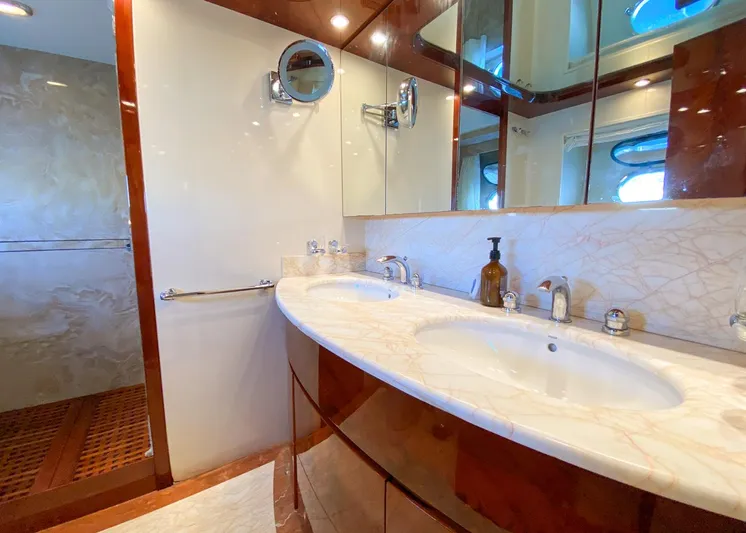  Yacht Photos Pics Astondoa 82 GLX