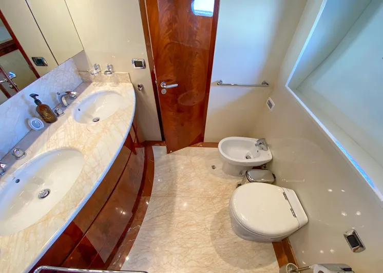  Yacht Photos Pics Astondoa 82 GLX