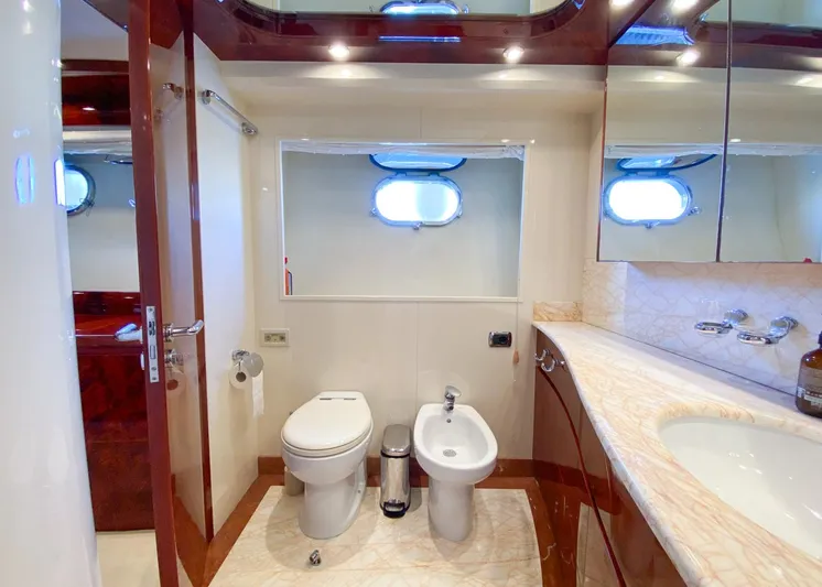  Yacht Photos Pics Astondoa 82 GLX