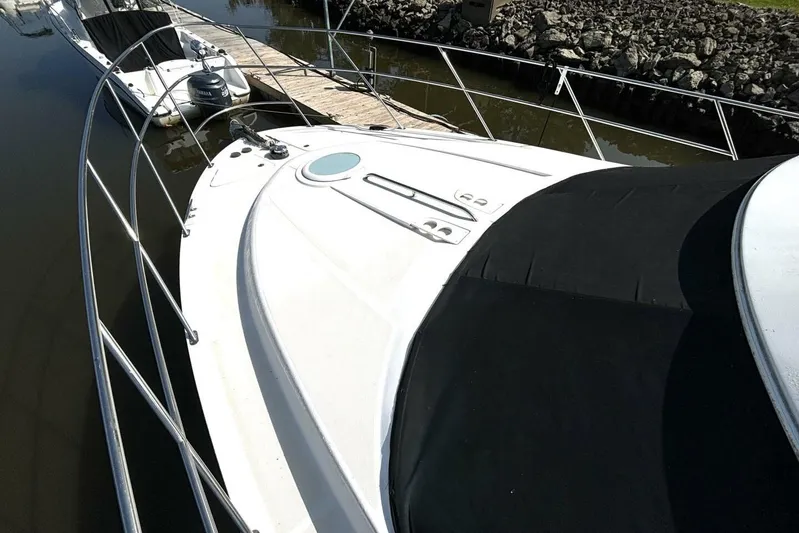  Yacht Photos Pics 2004 Meridian 459 Cockpit Motoryacht docked, showcasing sleek design and spacious deck.